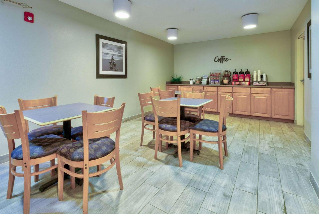 Super 8 By Wyndham Diberville Biloxi Area מראה חיצוני תמונה